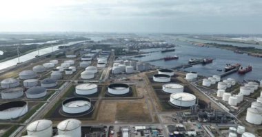 Europoort, Rotterdam, 2 Temmuz, Hollanda. Europoort, Nieuwe Waterweg 'in güneyinde, Hartel Kanalı' nın kuzeyinde, Maasvlakte 'nin doğusunda ve batısında bulunan bir sanayi ve liman bölgesidir.