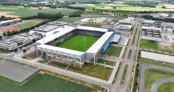 2023年6月12日時点のオランダ SittardのFortunaスタジアム上空を飛行する空中ドローンビデオ オランダのエリーゼサッカークラブ — ストック動画