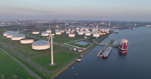 2023年5月13日アムステルダム オランダ アメリカの上空を飛行するドローン映像と液体製品の保管施設 — ストック動画
