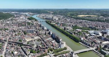 Liege, Belçika 'nın hava aracı görüntüsü, şehir manzarası. Maas Nehri içinden akıyor..