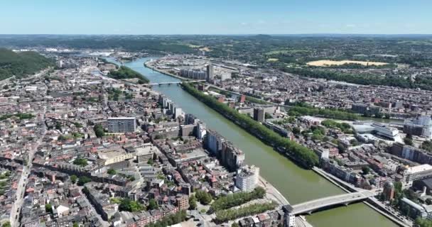 ベルギーのリエージュの空中ドローンビュー 都市の概要 マース川がそれを通って走っている — ストック動画