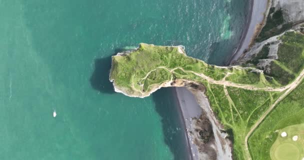 Filmik Dronem Lotu Góry Dół Klifie Kredowym Pokrytym Trawą Biegnącą — Wideo stockowe