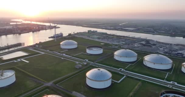 アムステルダム オランダの港で石油化学サイロを飛行する空中ドローンビデオ — ストック動画