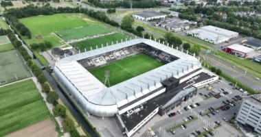 Almelo, 19 Temmuz, 2023, Hollanda. Erve Asito (eski adıyla Polman Stadyumu), Almelo 'nun en üst düzey futbol ligi olan Heracles Almelo' nun stadyumudur. Yapay çimlerde oynanıyor. Hava aracı