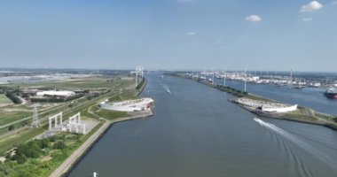 Maeslantkering, 1997 yılında Het Scheur ve Nieuwe Waterweg sınırında Hoek van Holland yakınlarında yaptırılan bir fırtına dalgalanması bariyeridir. Hava aracı görünümü.
