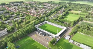 Waalwijk, 12 Haziran 2023 Hollanda, futbol kulübü RKC Waalwijk 'in Mandemakers stadyumunun insansız hava aracı videosu..