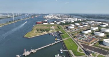 Rotterdam limanında Calandkanaal, Caland kanalı, hava aracı görüntüsü.