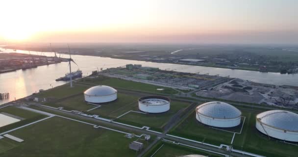 2023年5月13日アムステルダム オランダ アムステルダム港の石油化学サイロ 空中ドローンビデオ — ストック動画