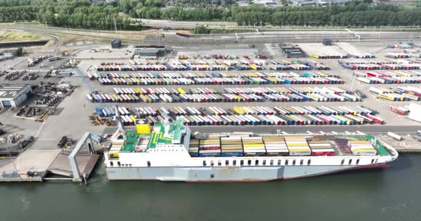 Ρότερνταμ Ιουλίου 2023 Ολλανδία Διατροπικές Μεταφορές Ρυμουλκουμένων Φορτηγών Στο Λιμάνι — Αρχείο Βίντεο