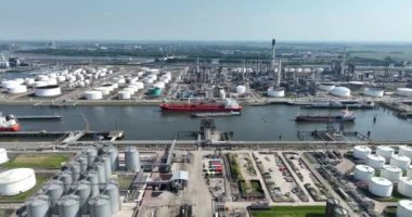 Rotterdam, 9 Haziran 2023, Hollanda. Rotterdam Limanı, Derde Petroleumhaven limanı, Rotterdam 'ın Botlek bölgesinde limana demirlemiş petrokimyasal bir hangar. Hava aracı
