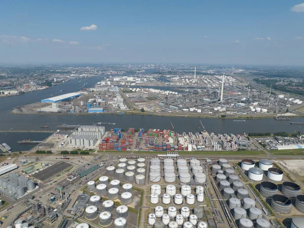 ロッテルダム 2023年6月9日 オランダ ロッテルダム港とオード マース川のペトロリウムヘイブン 産業インフラ 空中ドローンパノラマ — ストック写真