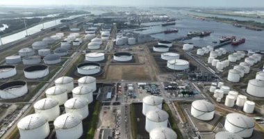 Beşinci Petroleumhaven, Rotterdam-Europoort 'ta bir liman. Liman 1960 'ların başında petrol transferleri için kazıldı. Hava aracı görünümü.