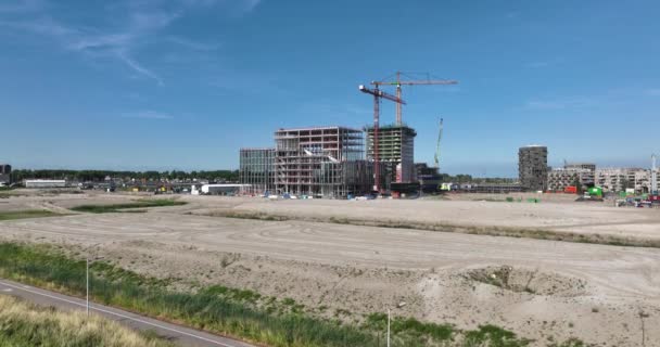 Zeeburgereiland의 Sluisbuurt에 지평선에 Cosntruction 크레인과 새로운 주거용 건물의 프로젝트 드론보기 — 비디오