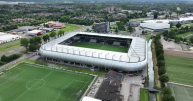 Almelo, 19 Temmuz, 2023, Hollanda. Erve Asito (eski adıyla Polman Stadyumu), Almelo 'nun en üst düzey futbol ligi olan Heracles Almelo' nun stadyumudur. Yapay çimlerde oynanıyor. Hava aracı