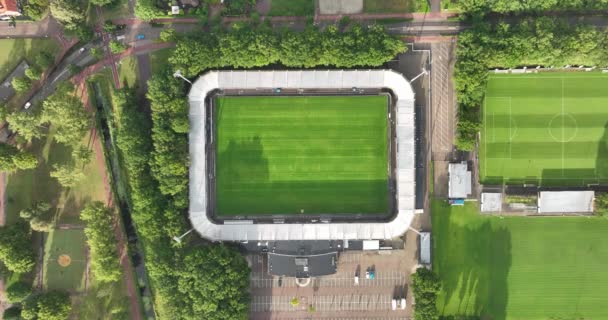 Widok Góry Mały Stadion Piłkarski Zabytkowa Architektura Miasta — Wideo stockowe