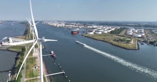 ロッテルダム 2023年6月9日 オランダ ヨーロッパとカランド運河の水路に関する空中ドローンビュー 背景にある石油化学産業 空中ドローンビュー — ストック動画