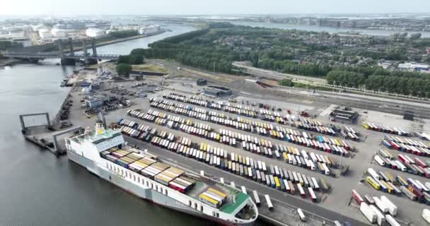 ロッテルダム 2023年7月2日 オランダ ロッテルダム港のトラックトレーラーの輸送 空中ドローンビュー — ストック動画