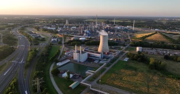Drohnenaufnahme Des Chemieparks Geleen Mit Einem Großen Kühlturm Bei Sonnenuntergang — Stockvideo