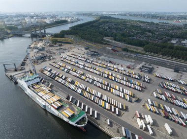 Botlek, Rotterdam, 2 Temmuz, Hollanda. Rotterdam Limanı 'ndaki Intermodal taşıma terminali. Kamyonlar nakil için hazır..