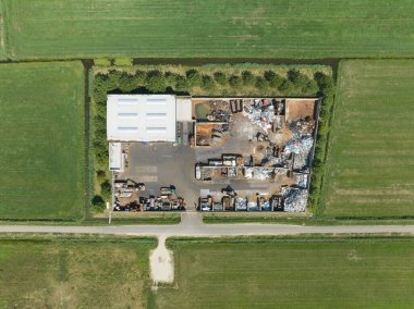 Metal geri dönüşüm şirketinin tepeden tırnağa görüntüsü. Hava aracı görünümü.