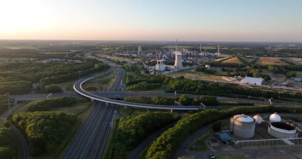 Hollanda Geleen Deki Otoyol Altyapısı Yakınlarındaki Endüstriyel Kimya Parkı — Stok video