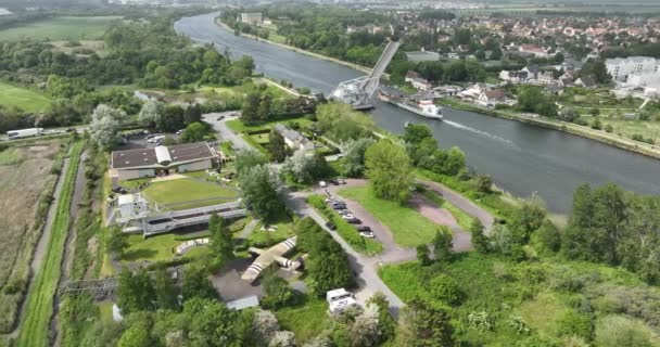 佩伽索斯桥和它旁边的博物馆 二战纪念馆 D日的里程碑 空中无人驾驶飞机视图 — 图库视频影像