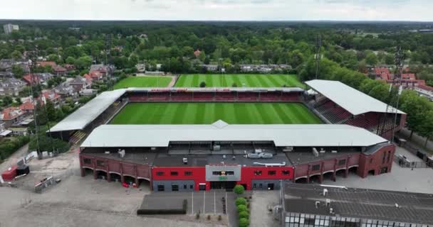 2023年7月19日 オランダ アドラーシュストはデヴェンターにあるサッカースタジアム スタジアムは1920年からゴー アヘッド イーグルスが演奏している エアリアルドローン — ストック動画