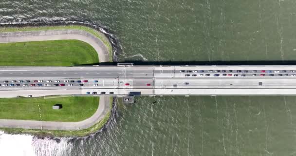 桥上的水的汽车 杜奇基础设施 荷兰Ketelbrug的无人驾驶飞机图像 — 图库视频影像