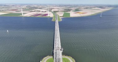 Arabalar için deniz köprüsü, Hollanda altyapısı. Hollanda 'daki Ketelbrug' un hava aracı görüntüsü.