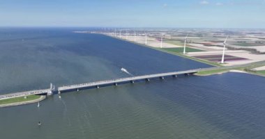 A6 karayolu ile Ketelbrug 'un hava görüntüsü. Arka planda en büyük rüzgâr türbinlerinden biri var. Hollanda, Flevoland 'da Ketelmeer ve Ijsselmeer arasında yer almaktadır.