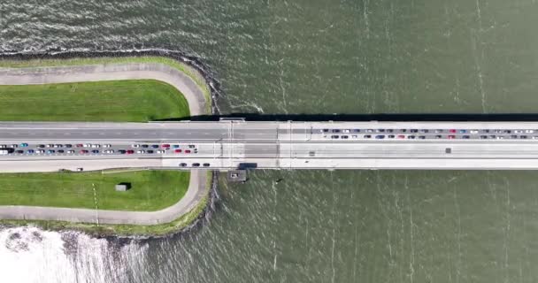 Luftaufnahme Von Oben Auf Einer Autobahnbrücke Die Über Das Wasser — Stockvideo