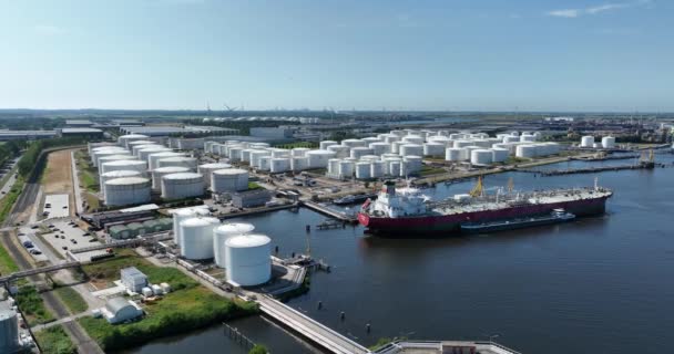 2023年6月21日 アムステルダム オランダ アムステルダム西部のエボスの化学貯蔵サイロ 港内の大型船舶 — ストック動画