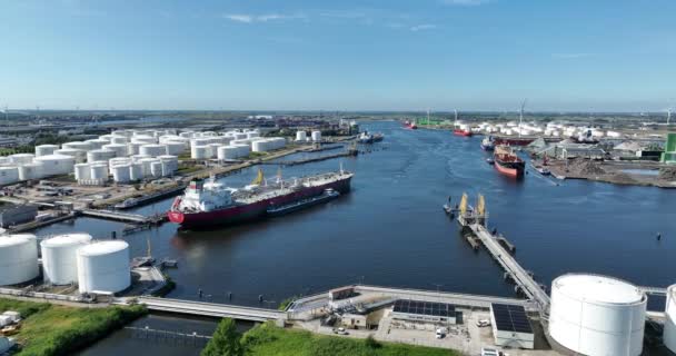 2023年6月21日 アムステルダム オランダ アムステルダムの港 石油化学工業タンクの容器および船積み 空中ドローンビュー — ストック動画