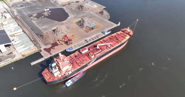 散装货船停泊在阿姆斯特丹港 旁边是一个金属加工码头 — 图库视频影像