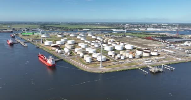アムステルダムの石油化学港 シロスおよび産業用容器および大規模な産業輸送バルク容器 オランダ 空中ドローンビュー — ストック動画