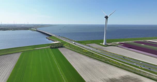 在荷兰的Ijselmeer 从空中俯瞰凯特尔布鲁格号 并在水面上保持着贝尔风涡轮机 典型的杜奇绿色能源瞄准镜 — 图库视频影像