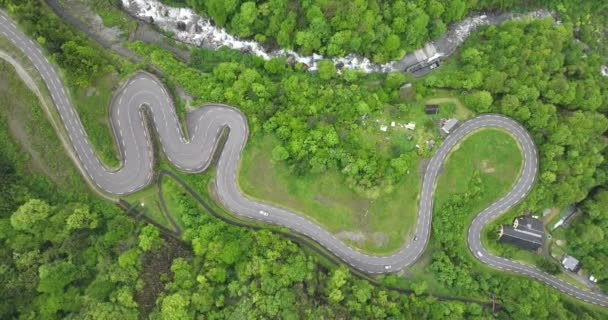 Asfalto Estrada Aérea Drone Vista Torcendo Estrada Montanha Através Natureza — Vídeo de Stock