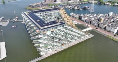 Amsterdam, 13 Mayıs, 2023, Hollanda. Sluishuis apartmanı. Hava aracı görünümü.