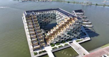 Amsterdam, 13 Mayıs, 2023, Hollanda. Sluishuis apartmanı. Hava aracı görünümü.