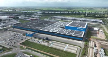 Waalwijk, 4 Ağustos 2023, Hollanda. Büyük bir Hollanda ticari internet alışveriş şirketinin Bol.com tatmin merkezi. Hava aracı görünümü.
