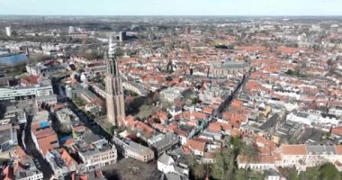 Amersfoort 'taki Onze Lieve Vrouwetoren' in insansız hava aracı görüntüsü. Şehirdeki kilise kulesi. Şehir manzarası silüeti.