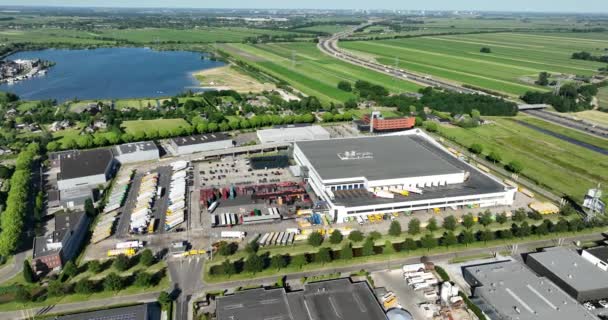2023年6月14日 オランダ オランダの中心部に位置するジャンボスーパーマーケット流通センターの空中ドローンビュー 高速道路インフラの隣 — ストック動画