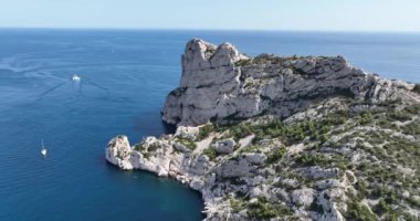 Marsilya kıyısı yakınlarındaki Calanque uçurumlarının insansız hava aracı görüntüsü. Fransa.