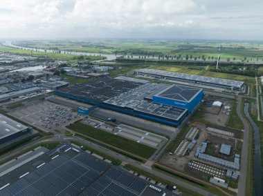 Waalwijk, 4 Ağustos 2023, Hollanda. Büyük bir Hollanda ticari internet alışveriş şirketinin Bol.com tatmin merkezi. Hava aracı görünümü.