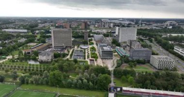 Rotterdam, 22 Temmuz, 2023, Hollanda. Rotterdam Erasmus Üniversitesi Rotterdam 'da bir üniversitedir. Kampüsün hava aracı videosu.
