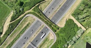 Ecoduct Authena 'nın hava aracı görüntüsü, Hollanda' da ulusal bir otoyol üzerinde bir vahşi yaşam geçidi altyapısı.