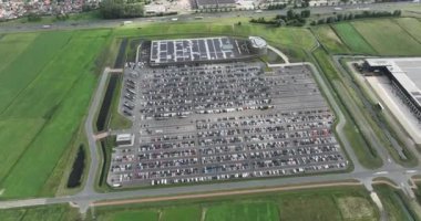 Waalwijk, 4 Ağustos 2023, Hollanda. Van Mossel Otomotiv Grubu 'nun otoparkının hava aracı görüntüsü, envanter, geniş otoparka park edilmiş arabalar. İş olanağı.