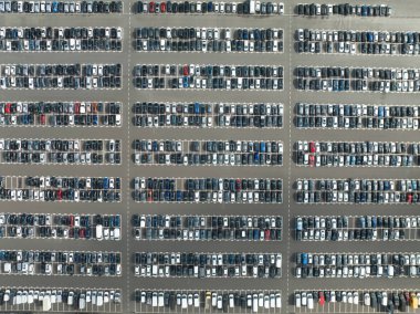 Hollanda 'da büyük bir otopark, tepeden aşağıya hava aracı manzaralı..