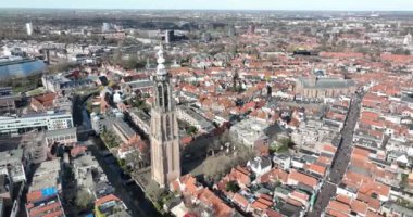 Onze Lieve Vrouwetoren, Our Ladys Tower, Amersfoort 'taki bir kilise kulesinin insansız hava aracı görüntüsü. Şehir panoraması.