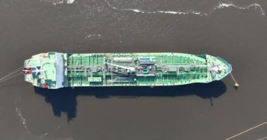 Amsterdam limanındaki büyük bir petrokimyasal taşıyıcı geminin havadan aşağı insansız hava aracı görüntüsü.
